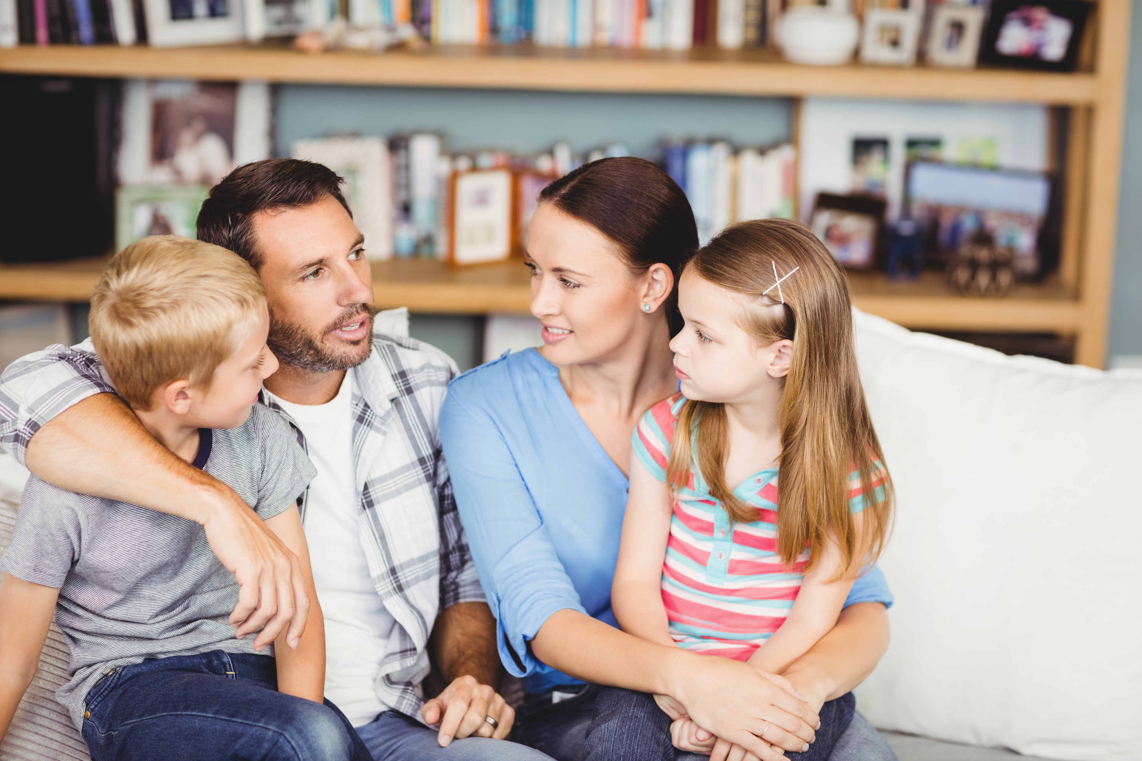 Familie mit Kindern im Gespräch_iStock-699788978.jpg