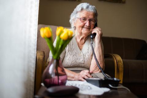 Großmutter am Telefon